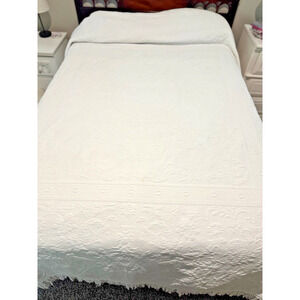 VTG Bates Queen Elizabeth Bedspread White Floral Coverlet 108x90" Medallion